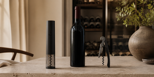 Tire-bouchon électrique près d’une bouteille de vin