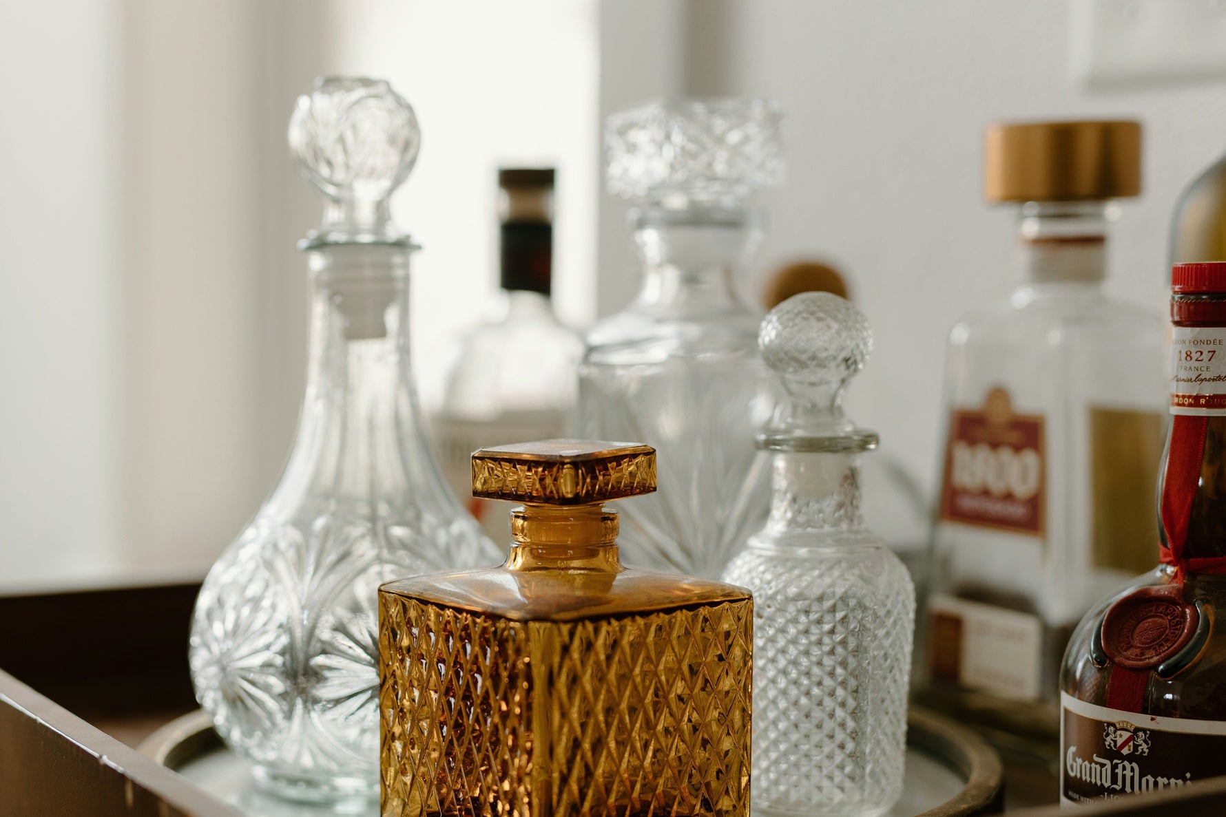 Comment nettoyer une carafe à vin, selon les professionnels
