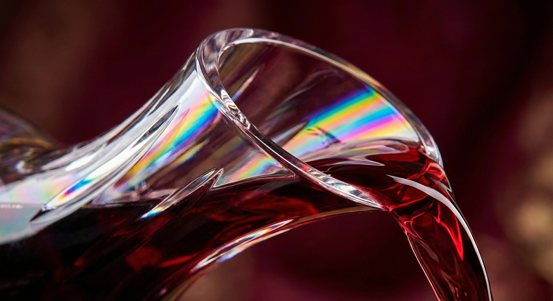 U, Large ou Vintage ? Comment la Forme de la Carafe Change Votre Vin