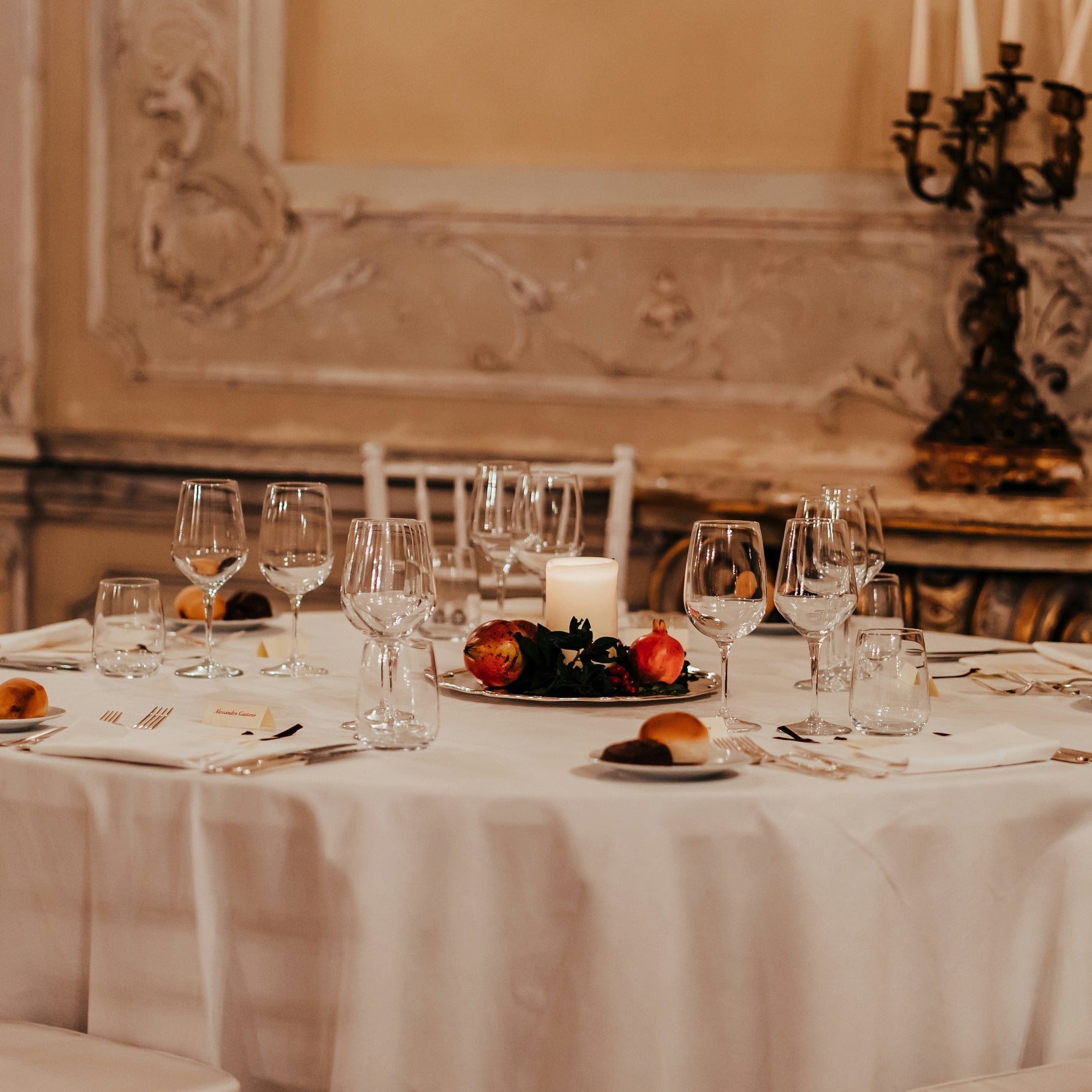 Guide Cadeaux : Mariage & Fiançailles qui Font Scintiller les Cœurs