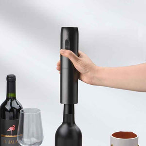 Tire-bouchon électrique présenté avec une bouteille de vin rouge