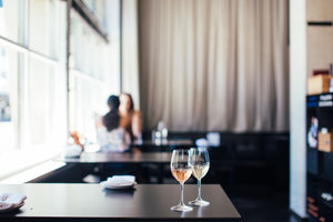 Verres à vin fins dans une ambiance de dégustation élégante