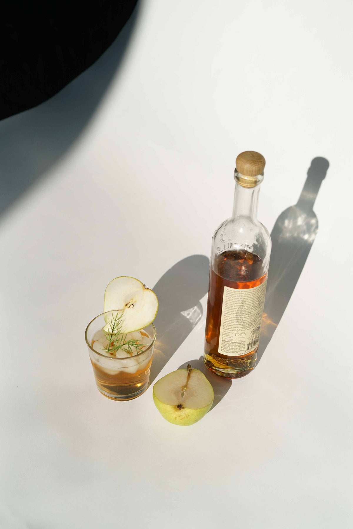 Cocktail élégant avec verrerie et accessoires de bar