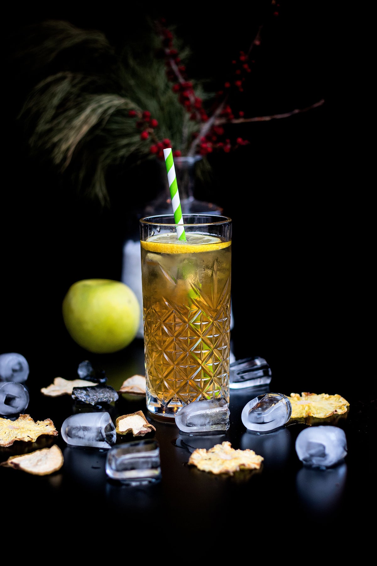 Cocktail élégant aux notes de pomme dans une ambiance sombre et raffinée