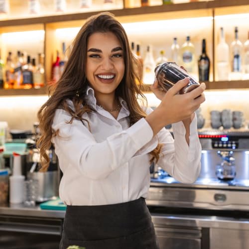 Kit cocktail 3 pièces en acier inoxydable avec shaker, verseuse et passoire alignés sur fond blanc
