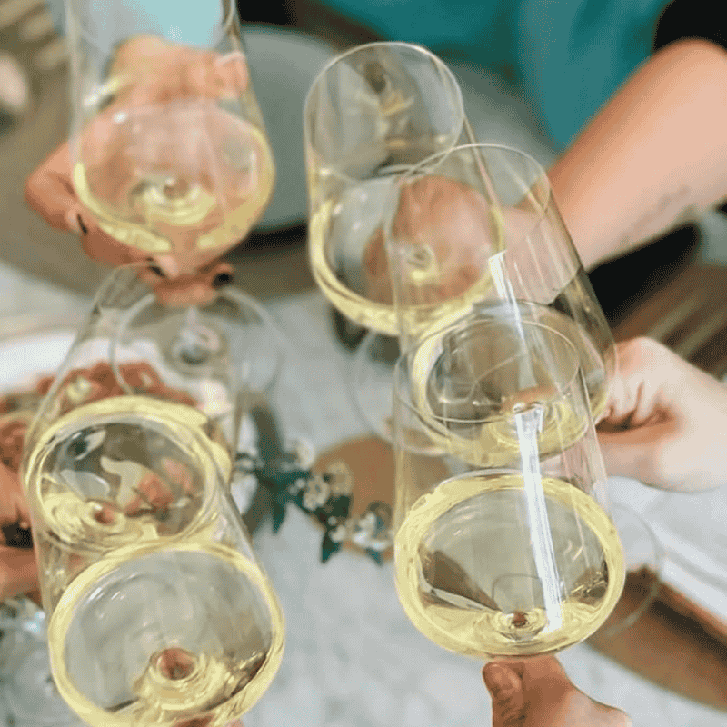 Verre à vin rouge sans plomb de 530ml présenté en angle sur surface neutre