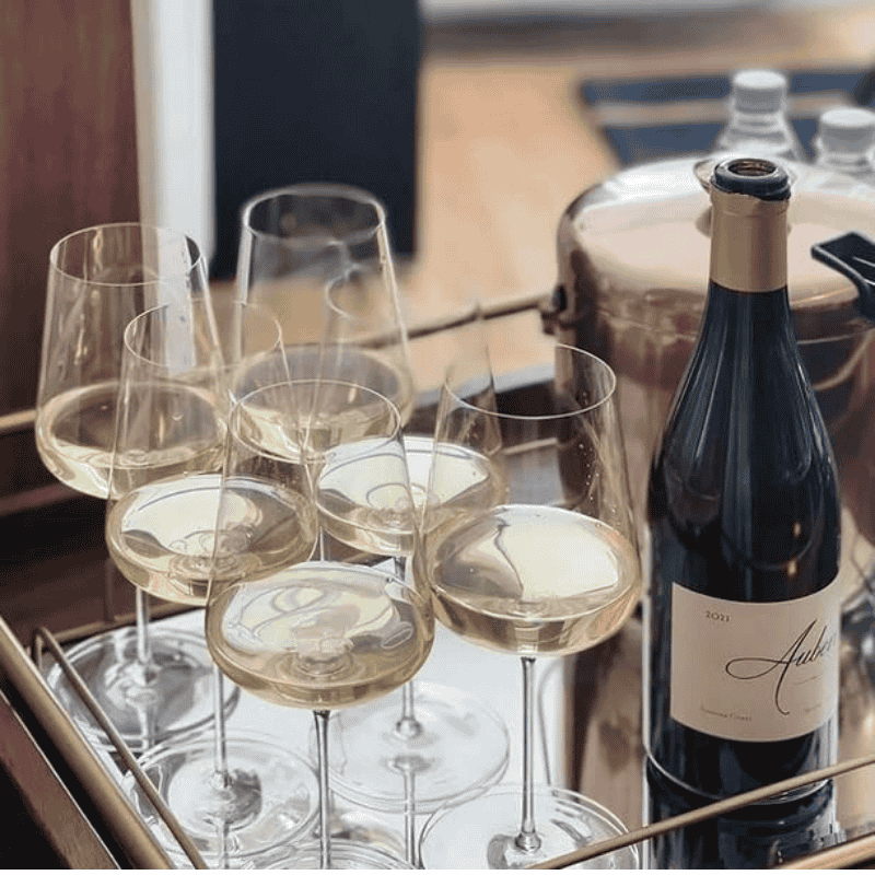 Verre à vin rouge sans plomb de 530ml posé sur un plan de travail en bois clair