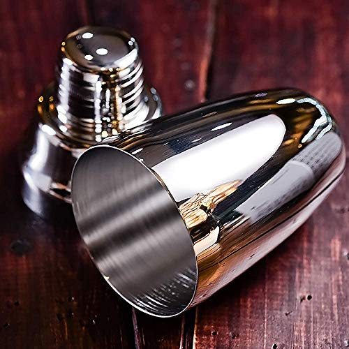 Kit cocktail 750 ml en acier inoxydable avec shakers posés sur plan de travail gris