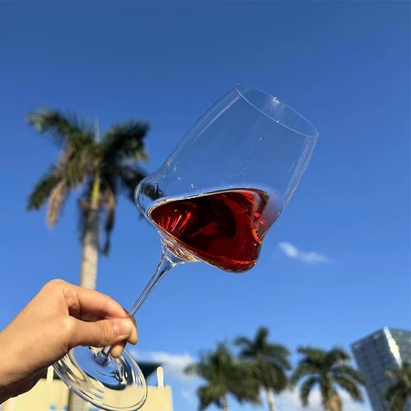 Verre à vin rouge 760ml soufflé à la main, détail du pied et de la forme élancée