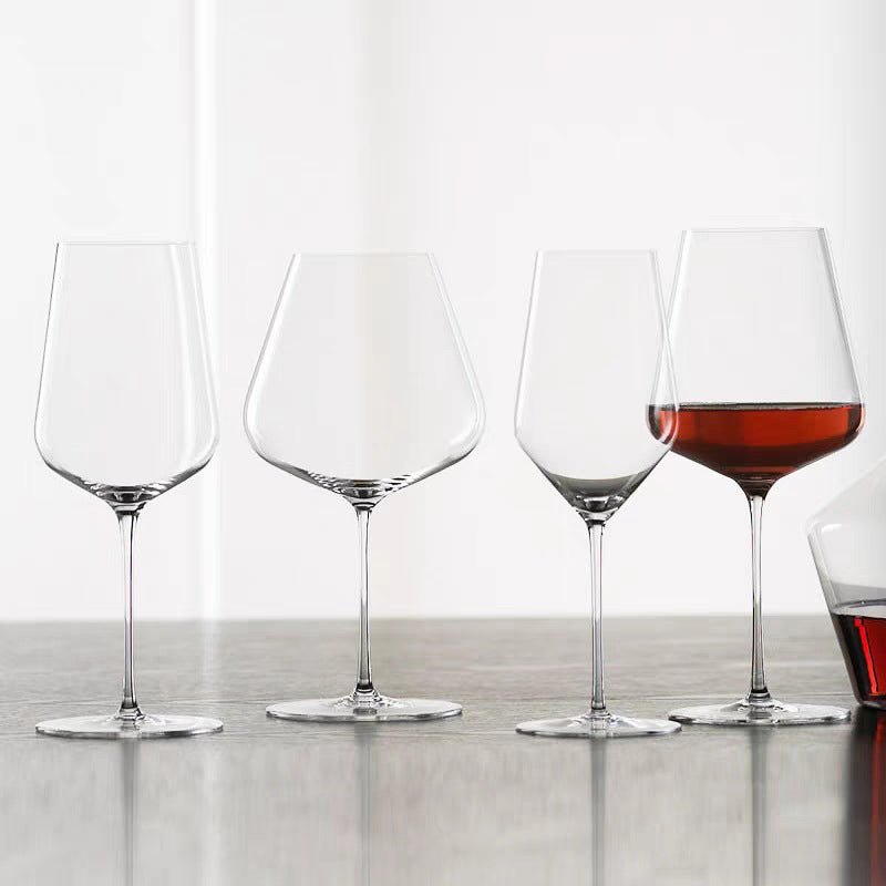 Verre à vin rouge en cristal 960ml alignés en rangée sur fond blanc épuré