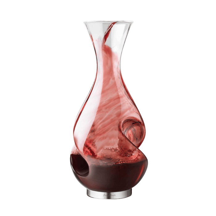 Carafe à décanter en verre transparent avec aérateur intégré, design élégant sur fond blanc