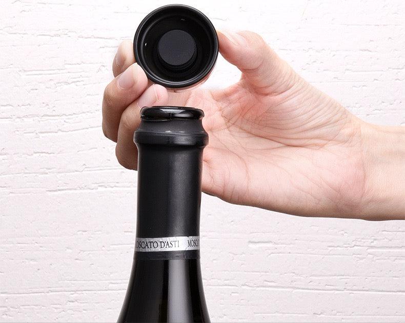 Bouchon pompe à air pour champagne avec système de vide, posé sur une bouteille
