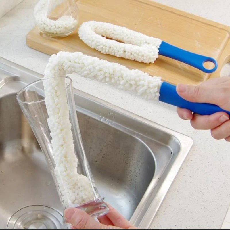 Ensemble de 3 brosses flexibles nettoyant une carafe à decanter et des verres à vin