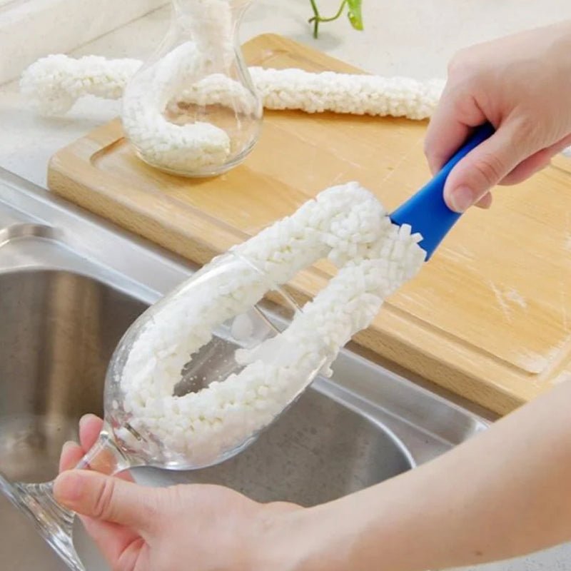 Trois brosses flexibles nettoyant efficacement une carafe à décanter et des verres à vin