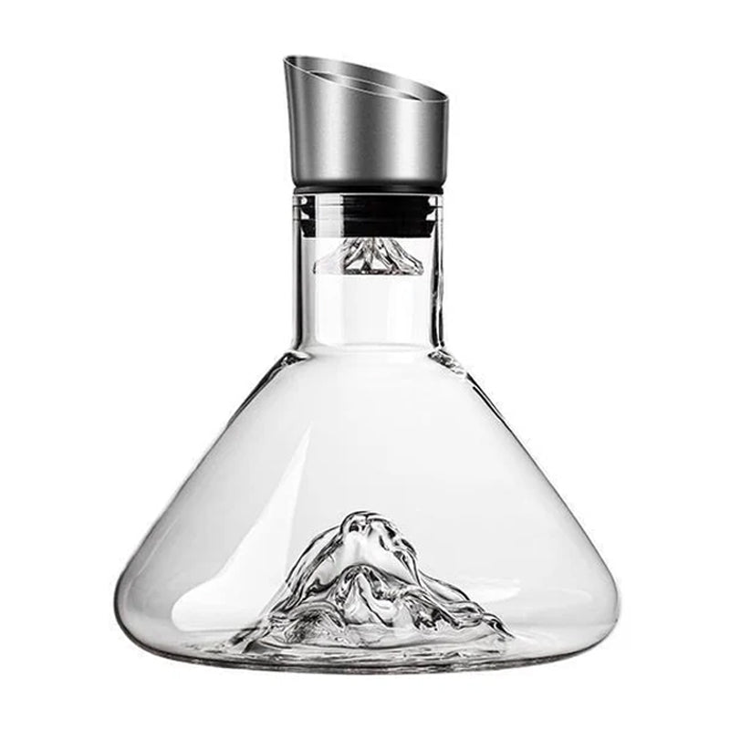 Carafe à décanter vin avec couvercle verseur, cristal transparent posée sur fond blanc