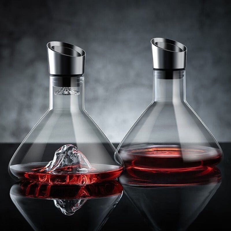 Carafe à décanter vin avec couvercle verseur, détail du bec verseur et du design ergonomique
