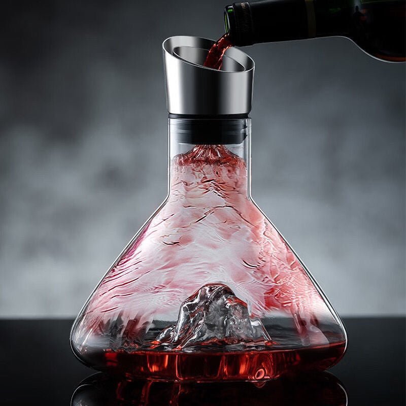 Carafe à décanter vin avec couvercle verseur, vue de détail du bec verseur en gros plan