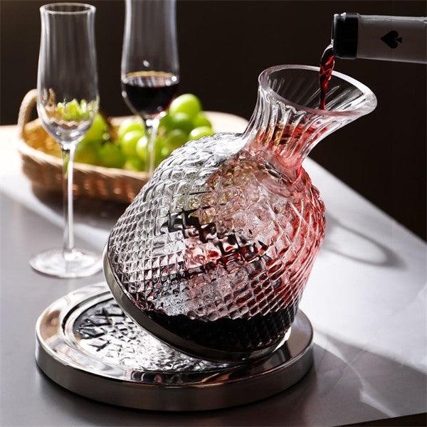 Carafe à décanter élégante avec base stable, design épuré sur fond blanc
