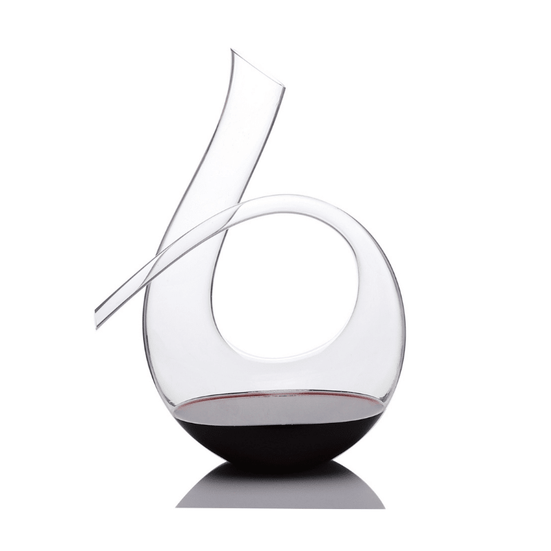 Carafe à décanter en cristal soufflée à la main avec bouchon, sur fond blanc