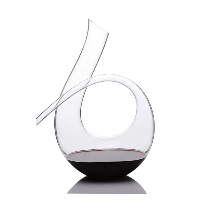 Carafe à décanter en cristal soufflée à la main avec bouchon, sur fond blanc