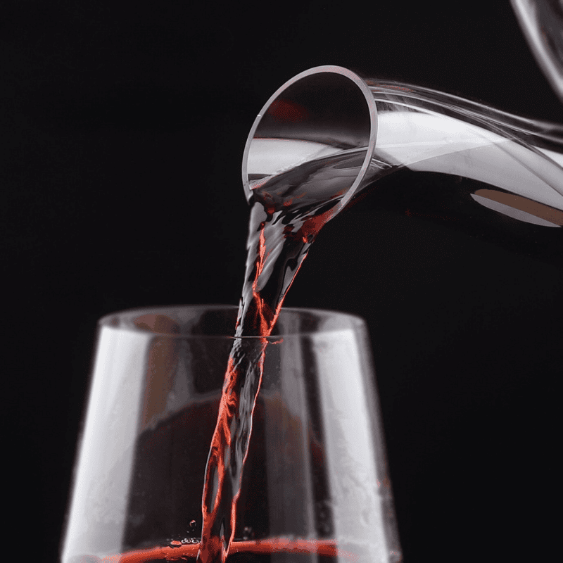Carafe à décanter soufflée main en cristal, gros plan sur col et bec verseur détaillé