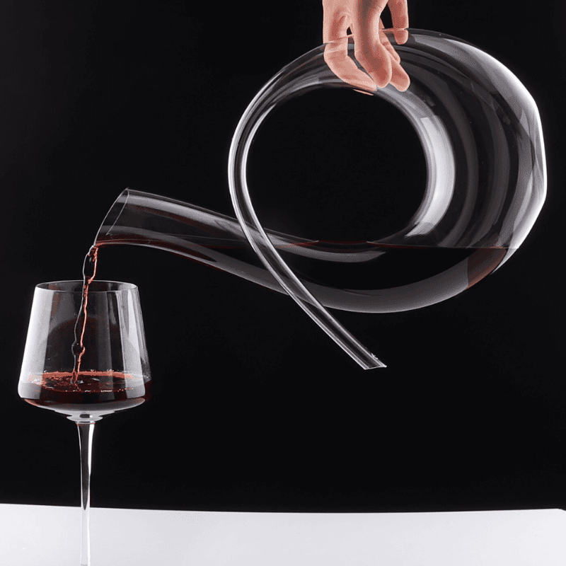 Carafe à décanter soufflée à la main, détail du verre épais et de la base stable en cristal