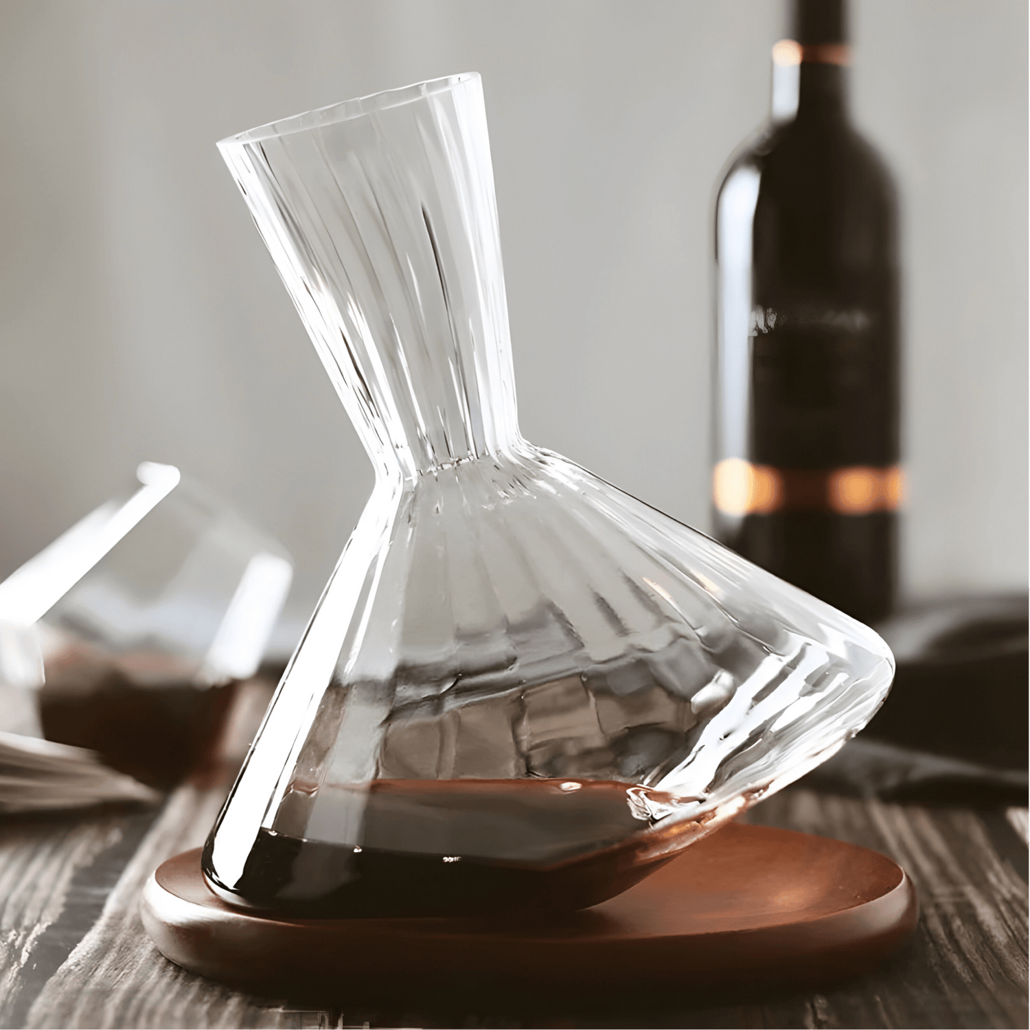 Carafe à décanter vintage en cristal, vue de détail du bouchon et de la forme élancée