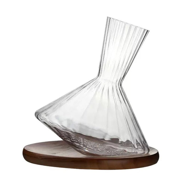 Carafe à décanter vintage en cristal transparent avec bouchon en liège sur fond blanc