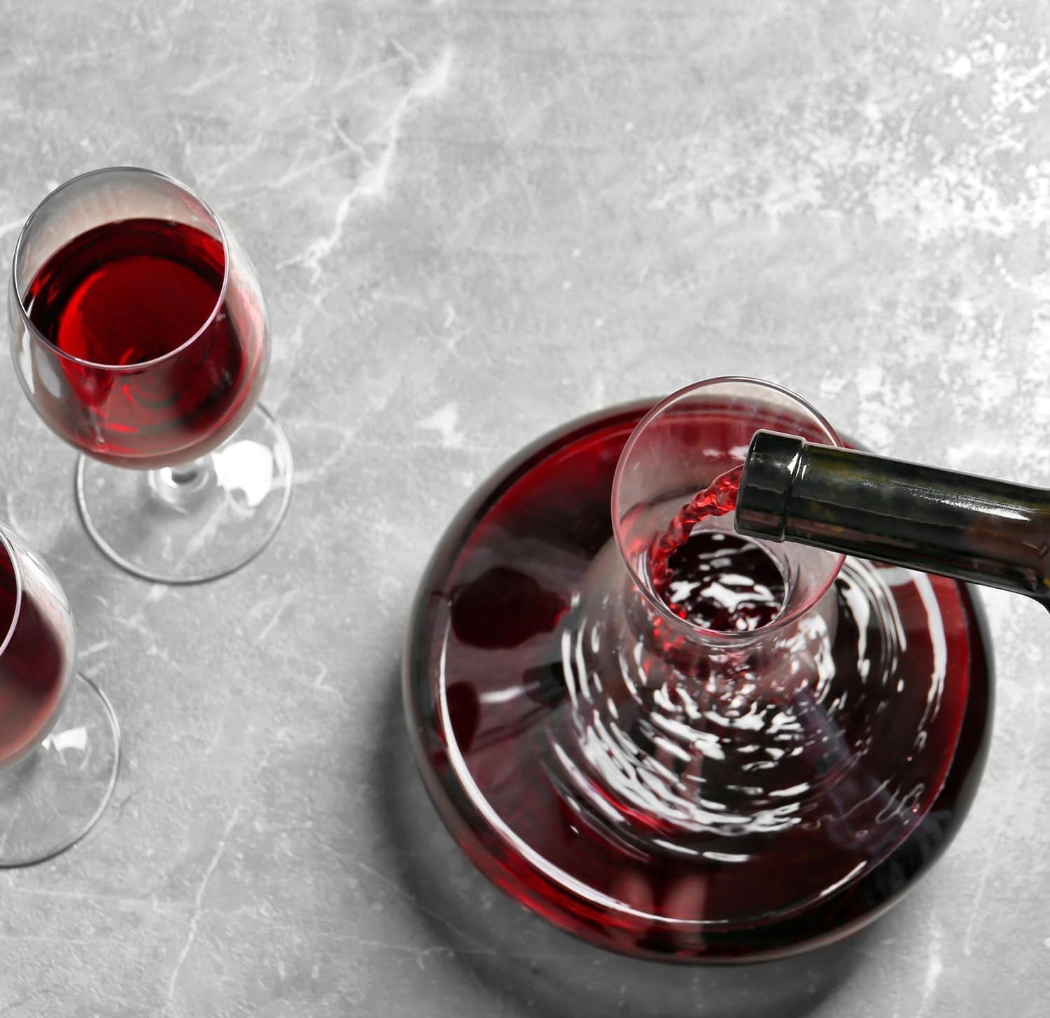 Carafe à décanter 750ml en verre soufflé à la main, posée sur un meuble, gros plan du détail de verseuse