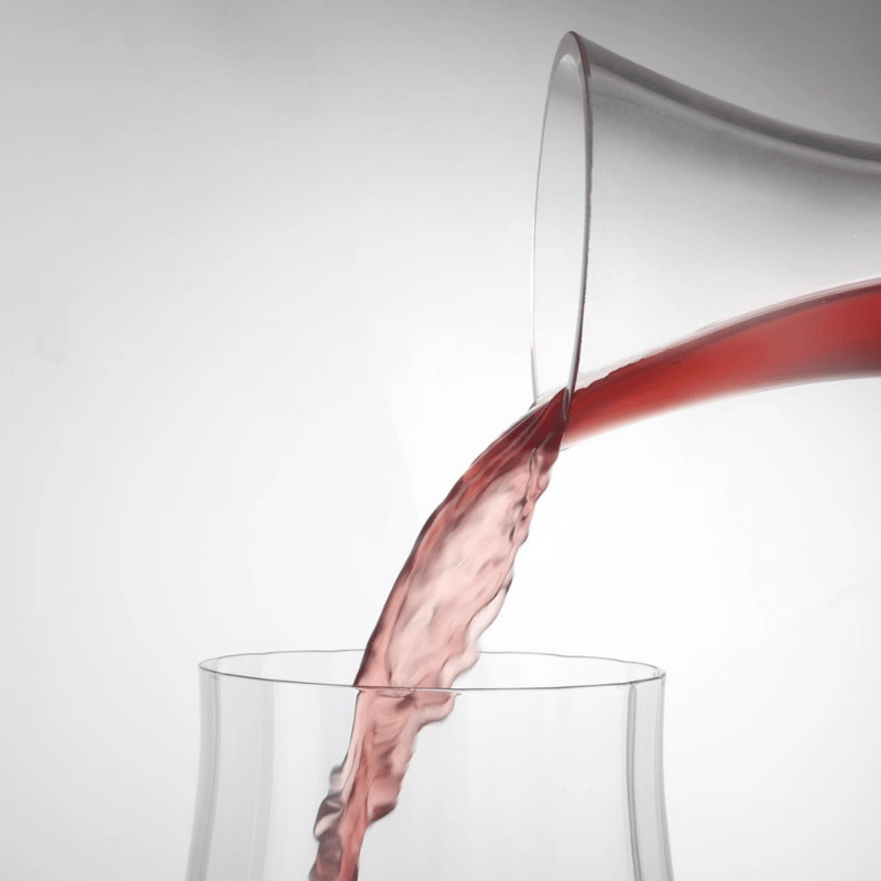 Carafe à décanter en verre élégante avec détails gravés, présentée en mise en scène