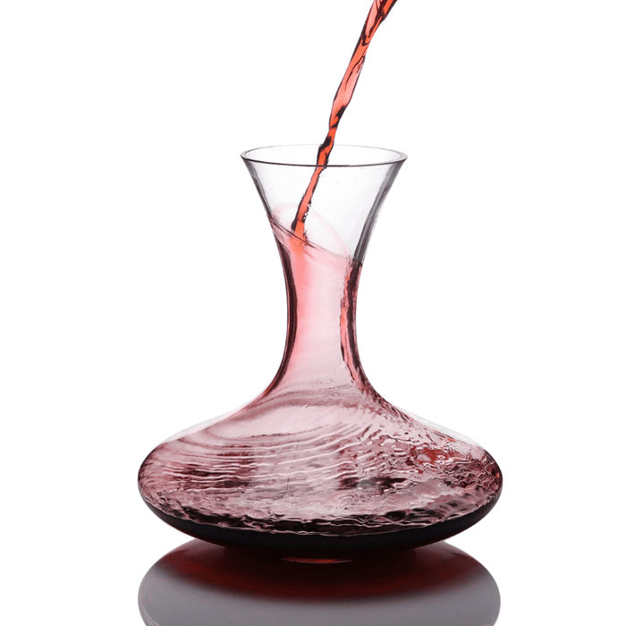Carafe à décanter en verre élégante avec col étroit, posée sur surface claire