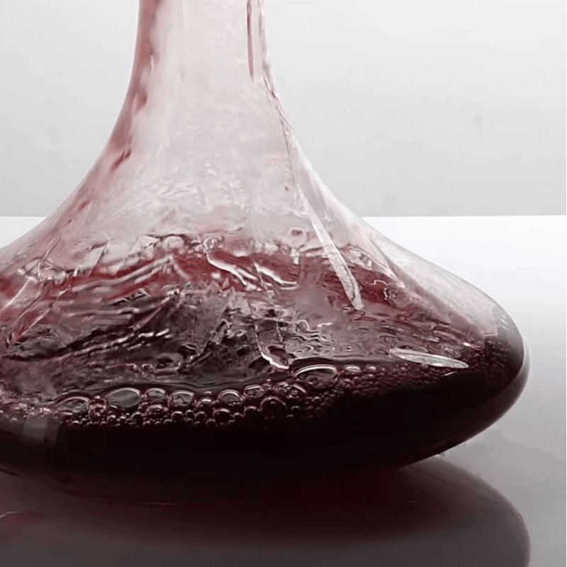 Carafe à décanter en verre élégante, détail du col et du design épuré vue de profil