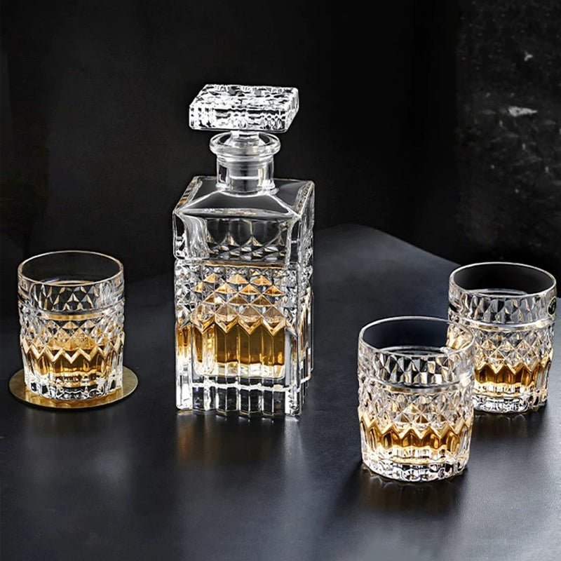 Carafe à whisky en cristal avec motif géométrique, vue de profil sur fond blanc