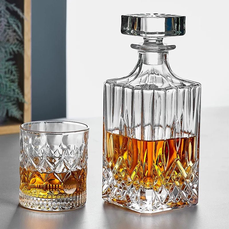 Carafe à whisky en verre épais avec détail du bouchon en liège, mise en scène sur surface sombre