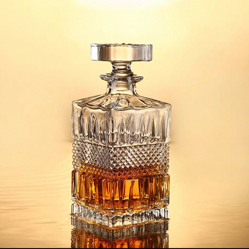 Carafe à whisky vintage en verre transparent, détail du bouchon en liège sur fond blanc