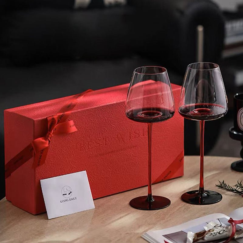 Coffret cadeau avec 2 verres à vin en cristal sur fond blanc, élégant et raffiné