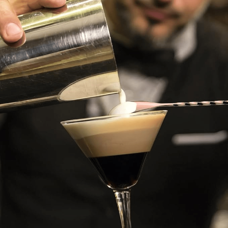 Cuillère à cocktail en acier inoxydable posée sur un kit cocktail professionnel complet
