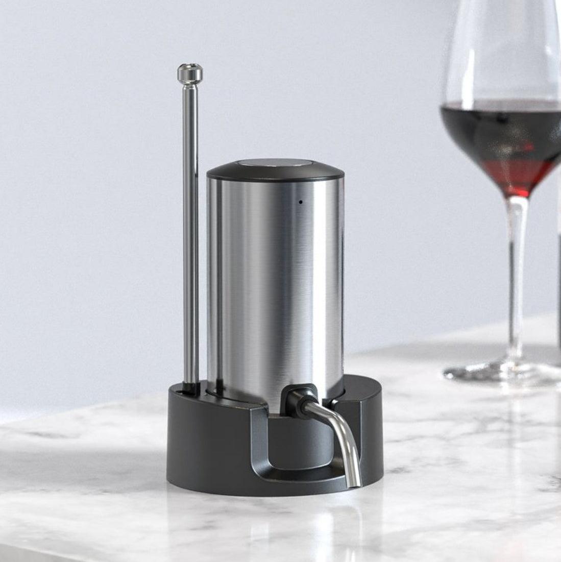 Décanteur électrique design avec socle sur fond blanc, alternative au tire bouchon electrique