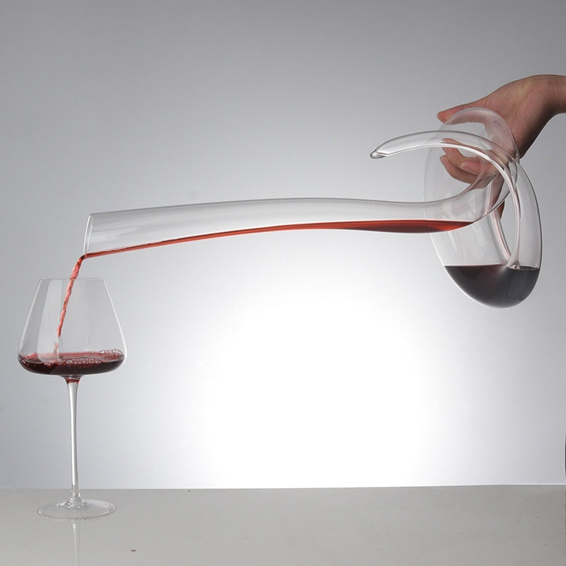Détail du profil courbé de la carafe à vin