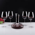 Vue de présentation d’un ensemble carafe à décanter et verres à vin