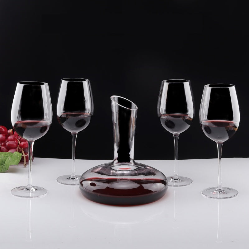 Vue de présentation d’un ensemble carafe à décanter et verres à vin