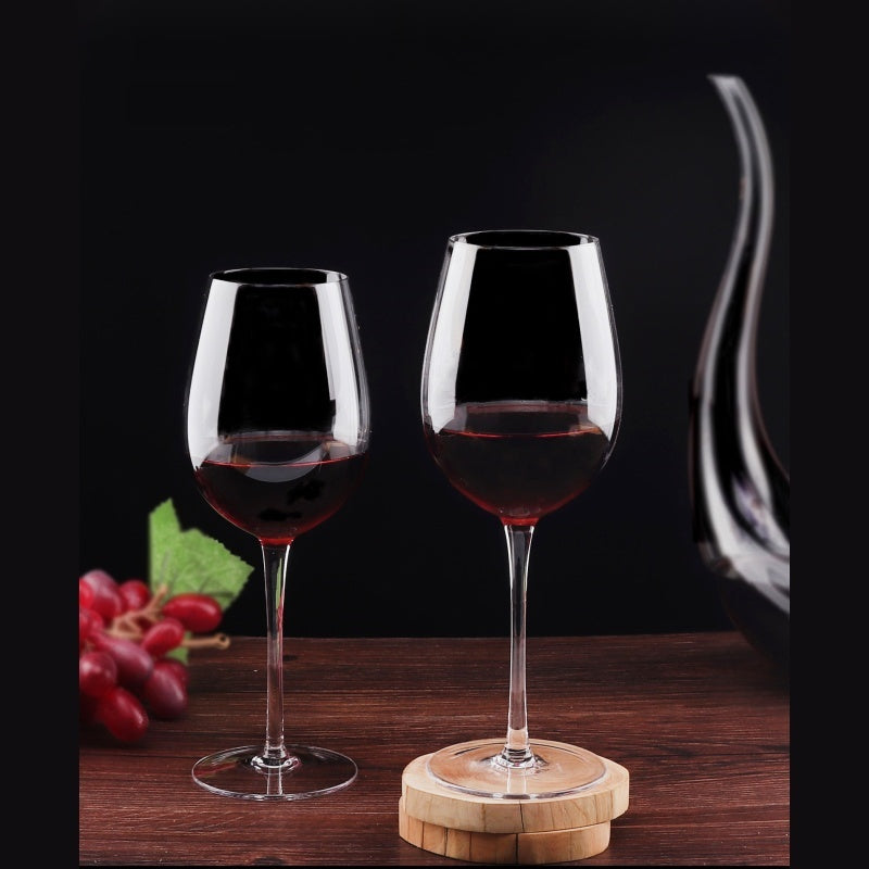 Détail d’un modèle de carafe à décanter avec verres assortis