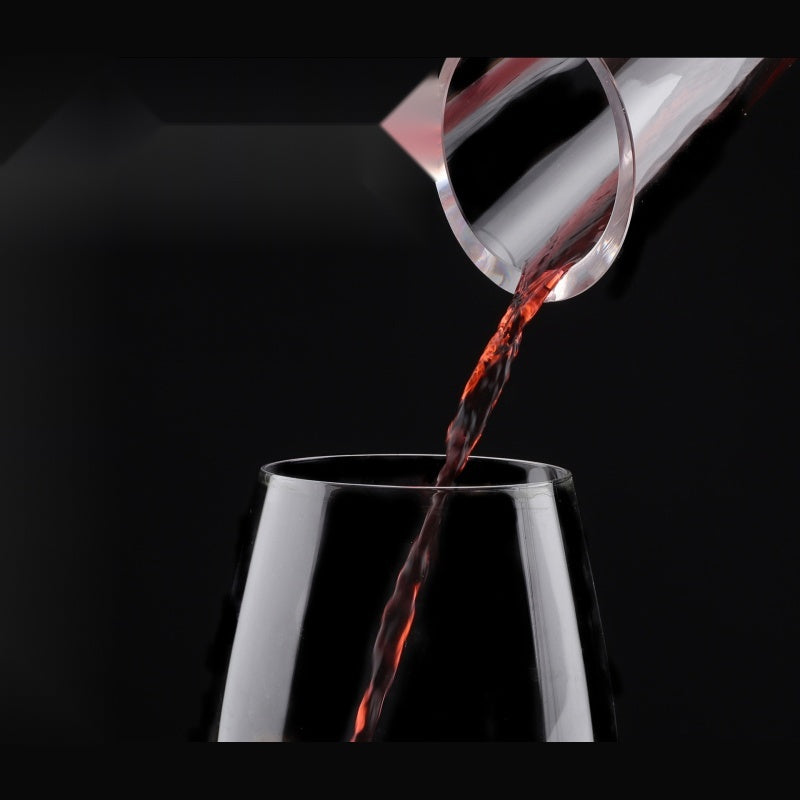 Ensemble de service du vin avec carafe transparente et verres à pied