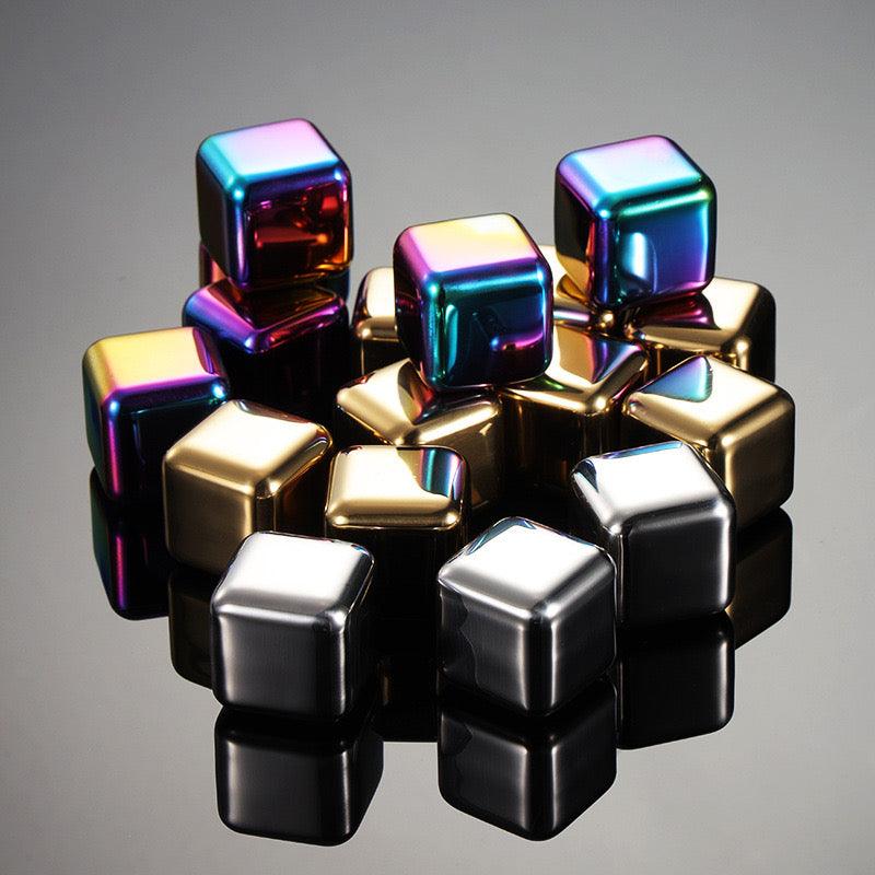 Glaçons acier inoxydable réutilisables pour accessoire vin, posés sur un verre de whisky glacé