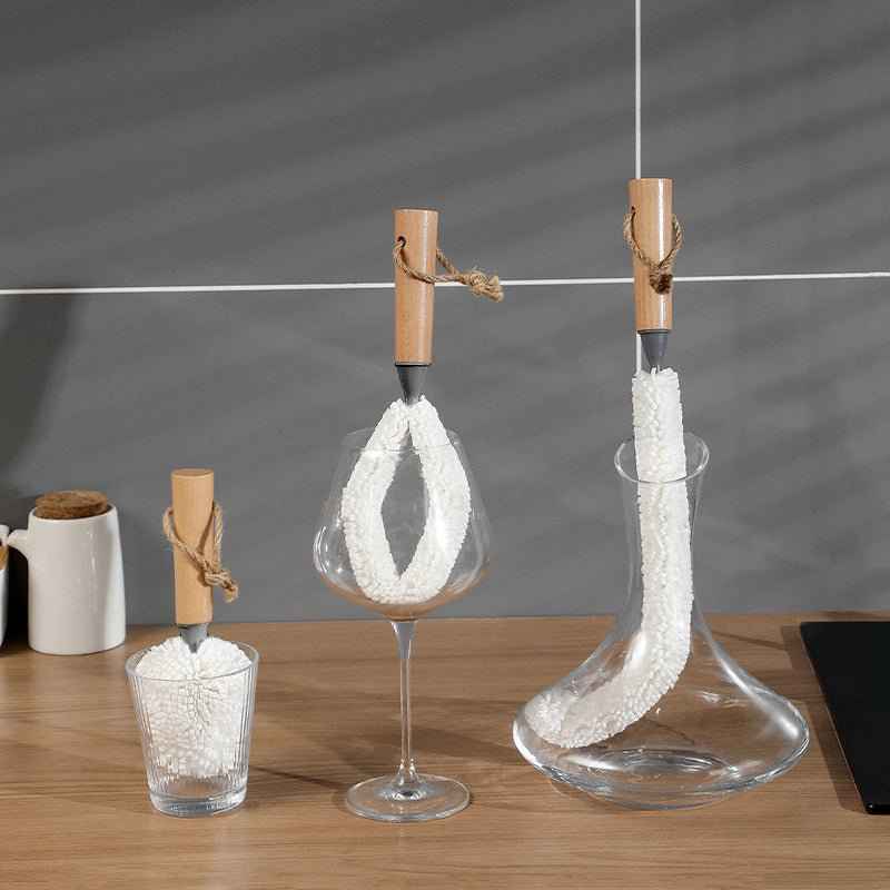 Trois brosses souples pour nettoyer carafe a decanter, verres et bouteilles, rangées côte à côte