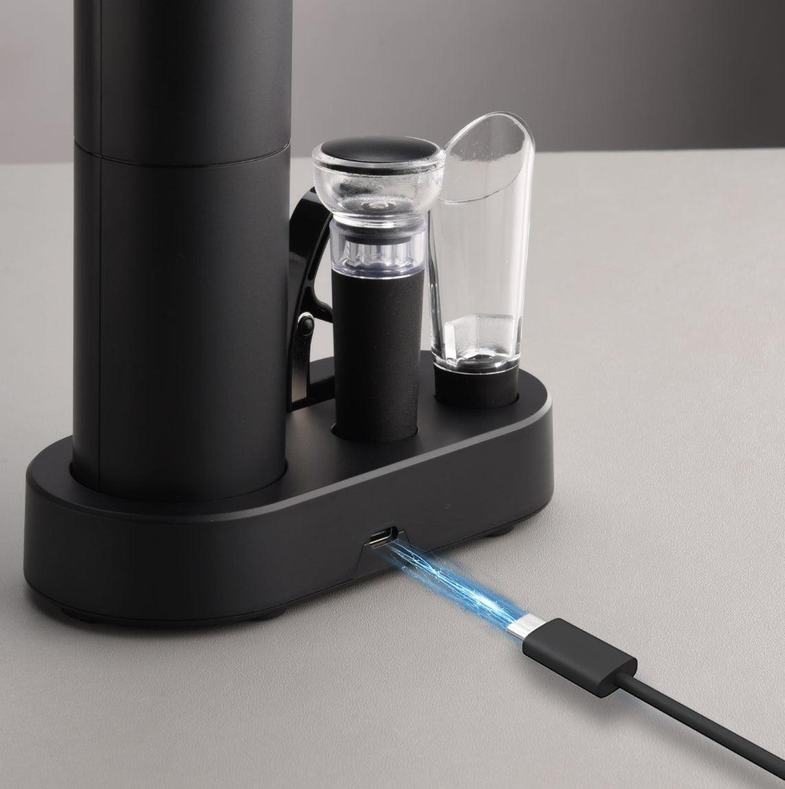 Tire bouchon electrique argent avec bouchon vin et bec verseur sur fond blanc