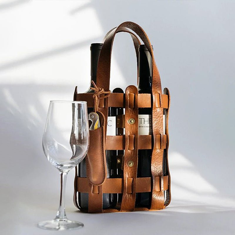 Sac à vin en cuir marron posé sur fond blanc, accessoire vin élégant avec poignées