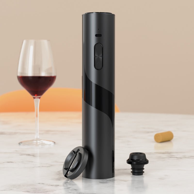 Tire bouchon électrique argent avec bouchon de vin rouge posé sur table en bois clair