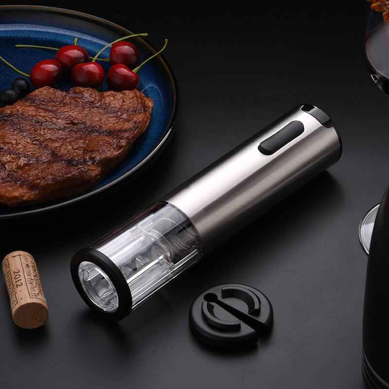 Tire bouchon électrique rechargeable finition argent sur surface réfléchissante, vue de trois-quarts
