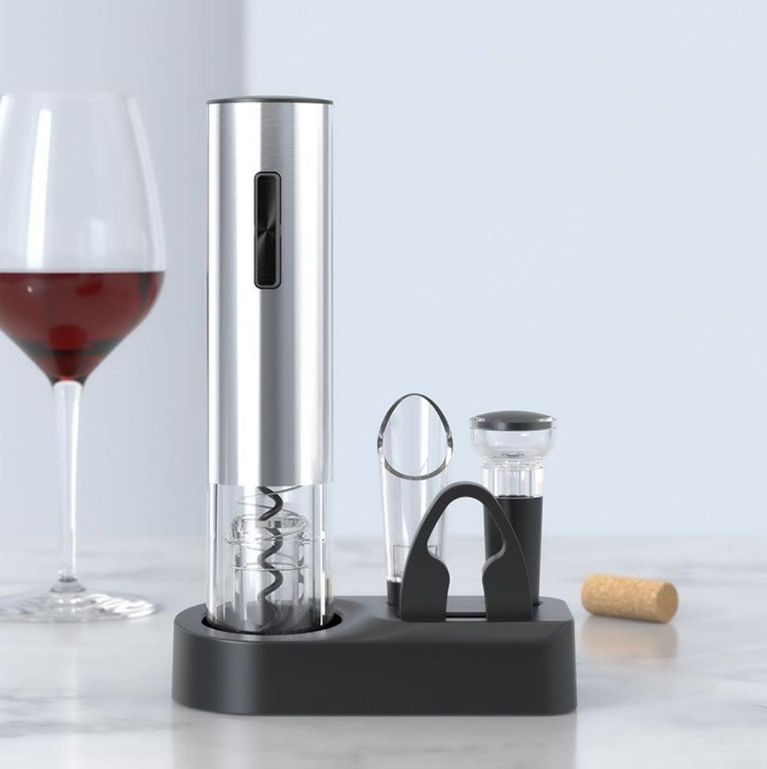 Tire bouchon électrique rechargeable avec bouchon et bec verseur vin intégrés sur fond blanc